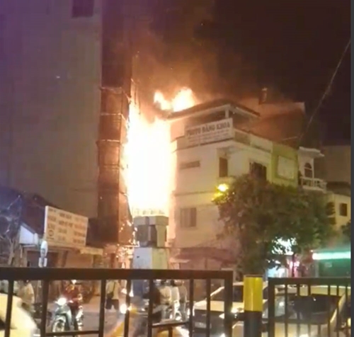Dập tắt đám cháy tại đường Giải Phóng, Hà Nội