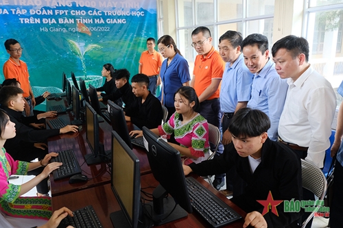 Trao 1.000 máy tính tặng học sinh tỉnh Hà Giang