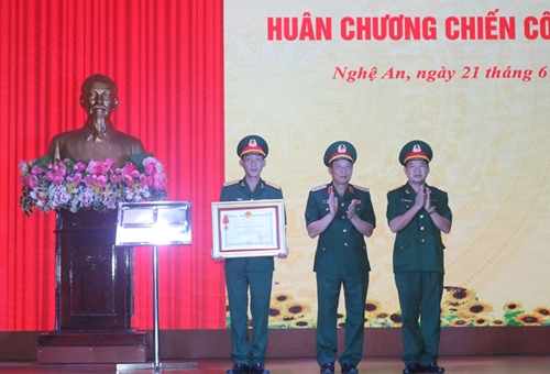 Đội quy tập hài cốt liệt sĩ Bộ CHQS tỉnh Nghệ An nhận Huân chương Chiến công hạng Ba