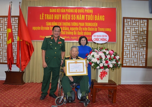 Trao huy hiệu 55 năm tuổi Đảng tặng Thượng tướng Phan Trung Kiên