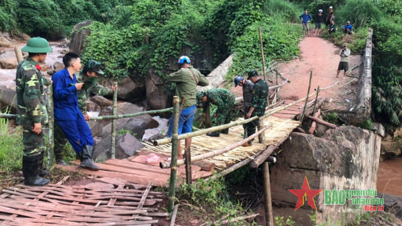 Đoàn Kinh tế - Quốc phòng 379 (Quân khu 2): Kịp thời giúp nhân dân làm cầu sau lũ