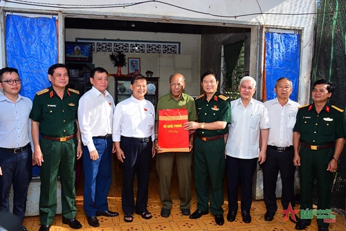 Thượng tướng Nguyễn Tân Cương thăm, tặng quà gia đình chính sách tại huyện Bắc Tân Uyên, Bình Dương