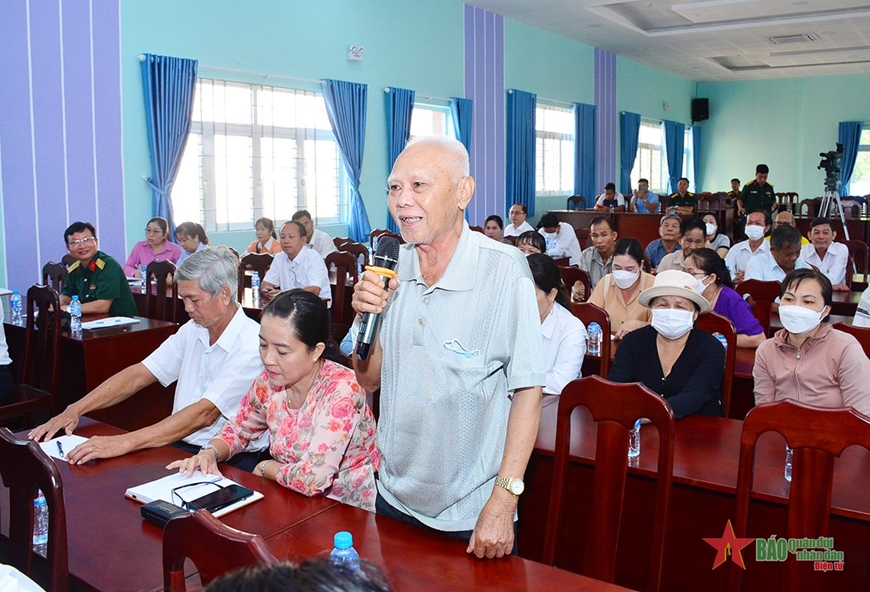 Thượng tướng Nguyễn Tân Cương tiếp xúc cử tri tại thị xã Bến Cát, Bình Dương