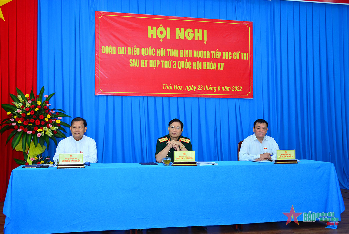 Thượng tướng Nguyễn Tân Cương tiếp xúc cử tri tại thị xã Bến Cát, Bình Dương