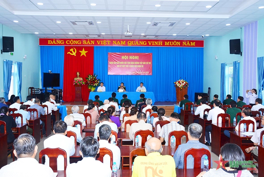 Thượng tướng Nguyễn Tân Cương tiếp xúc cử tri tại thị xã Bến Cát, Bình Dương