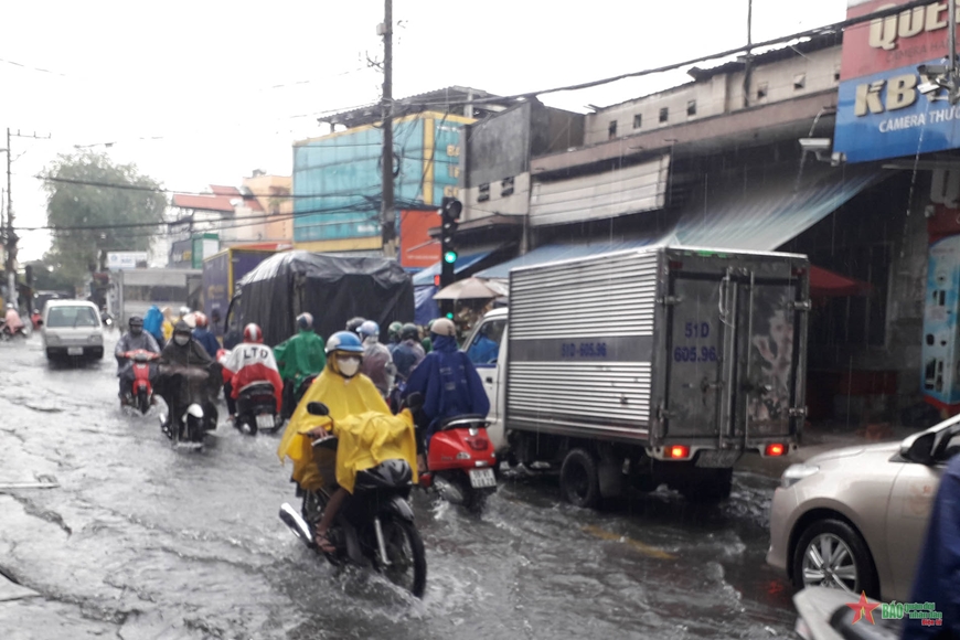 TP Hồ Chí Minh mưa lớn ngập nhiều tuyến đường