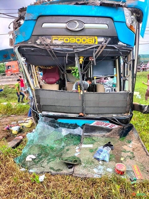Bình Thuận lật xe khách, hàng chục người bị thương