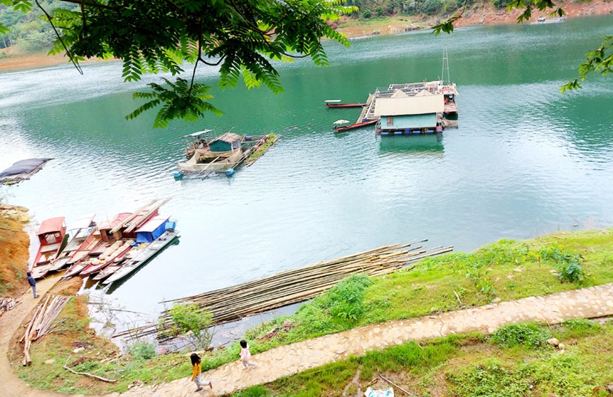 Cảnh quan lòng hồ xóm Đá Bia.