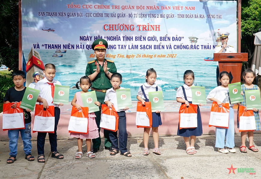 Thanh niên xung kích chung tay làm sạch biển và chống rác thải nhựa