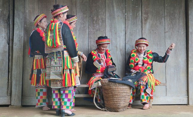 
Phát huy vai trò người có uy tín trong đời sống đồng bào 