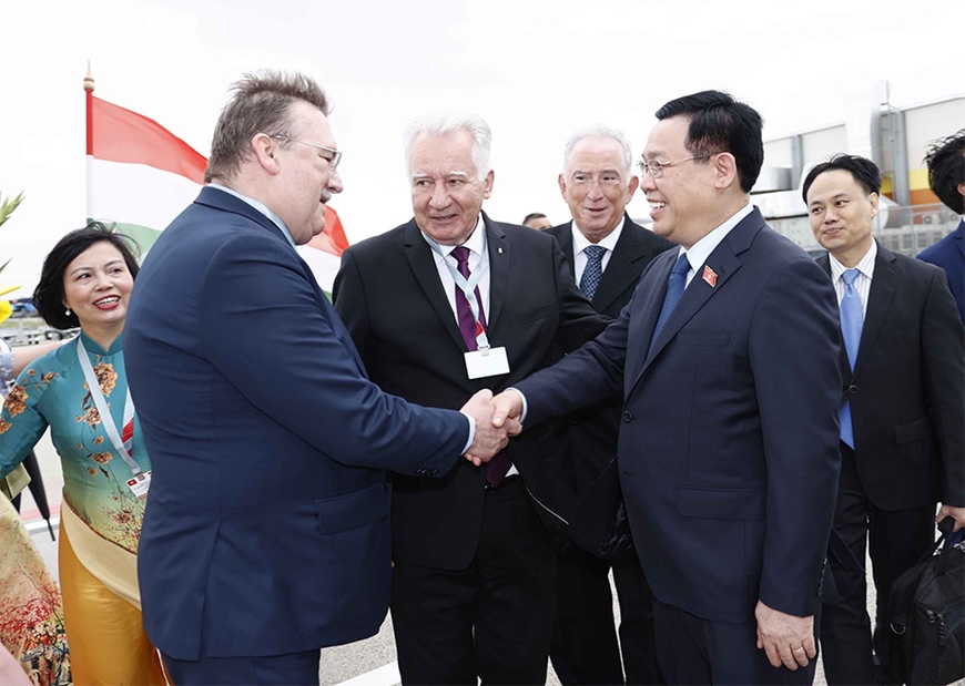 Chủ tịch Quốc hội Vương Đình Huệ bắt đầu thăm chính thức Hungary