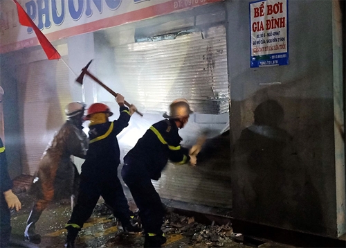 Cháy ở Hà Nội: Cứu người, dập tắt đám cháy trong đêm ở Bắc Từ Liêm