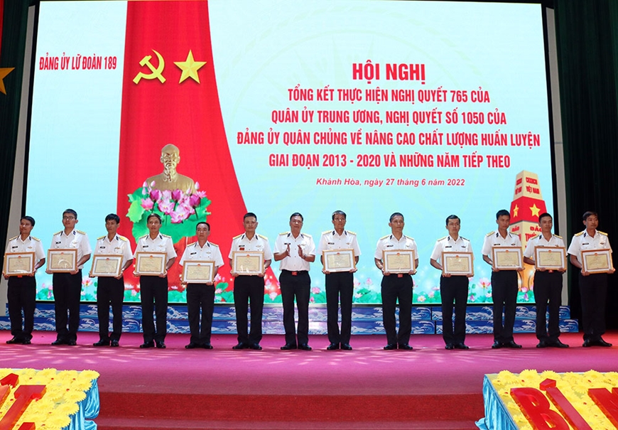 Trao thưởng cho các tập thể, cá nhân có thành tích xuất sắc trong thực hiện Nghị quyết 765 của Quân ủy Trung ương và Nghị quyết 1050 của Đảng ủy Quân chủng Hải quân.