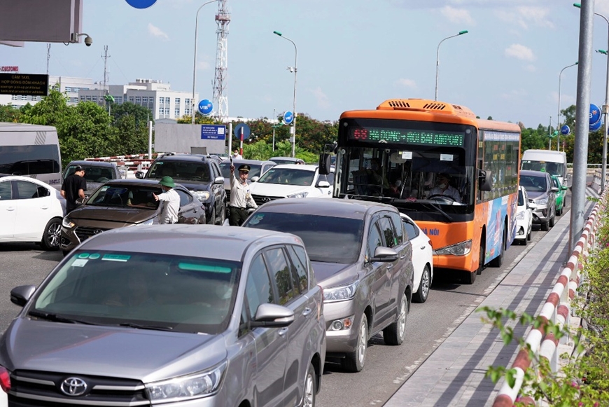 Đẩy mạnh sử dụng phương tiện công cộng để hạn chế ùn tắc tại sân bay Nội Bài