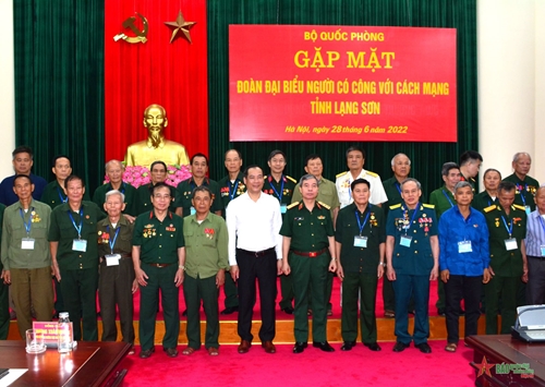 Bộ Quốc phòng gặp mặt đoàn đại biểu người có công với cách mạng tỉnh Lạng Sơn