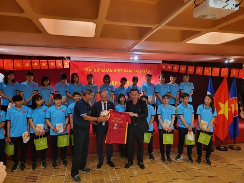 Đội tuyển bóng đá nữ Việt Nam được đón tiếp nồng nhiệt tại Pháp