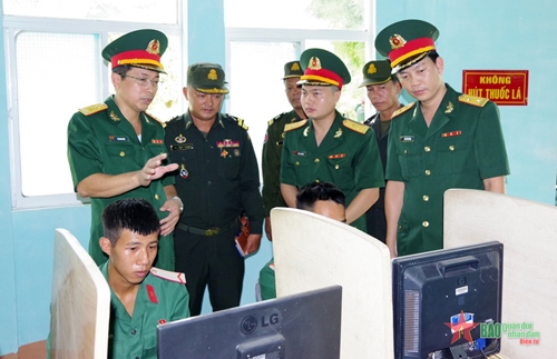 Cán bộ, sĩ quan trẻ Quân đội Hoàng gia Campuchia giao lưu với Sư đoàn 2