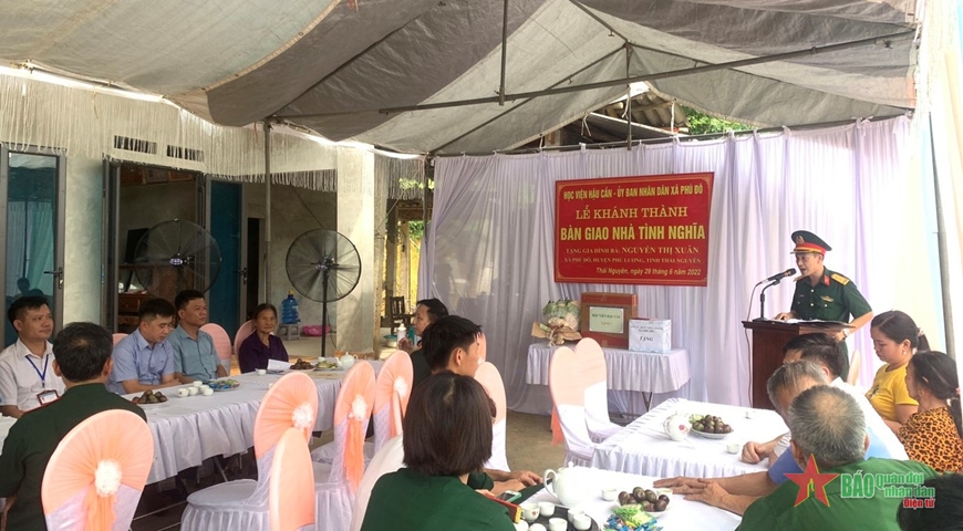 Học viện Hậu cần trao nhà tình nghĩa tặng gia đình chính sách