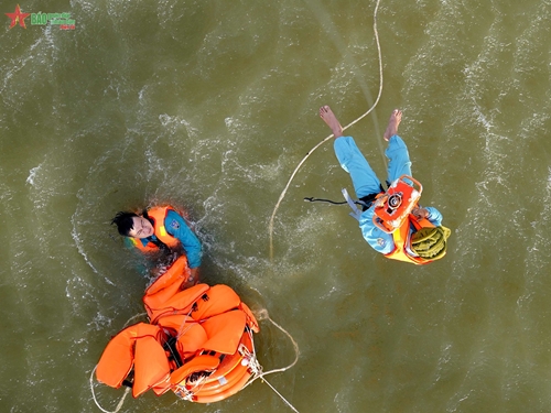 Huấn luyện nâng cao năng lực cứu hộ, cứu nạn trên biển cho các tổ bay