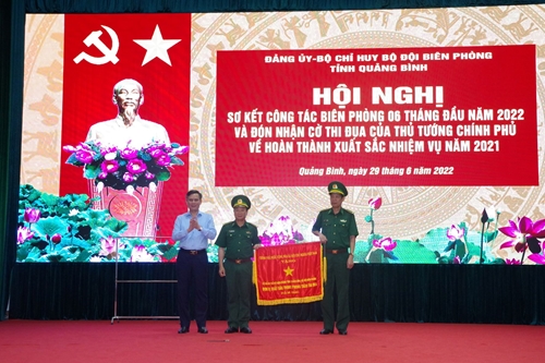 Bộ đội Biên phòng tỉnh Quảng Bình đón nhận cờ thi đua của Chính phủ

