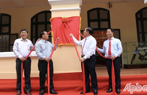 Đồng chí Nguyễn Trọng Nghĩa thăm Trường THPT Nguyễn Đình Chiểu tại Tiền Giang