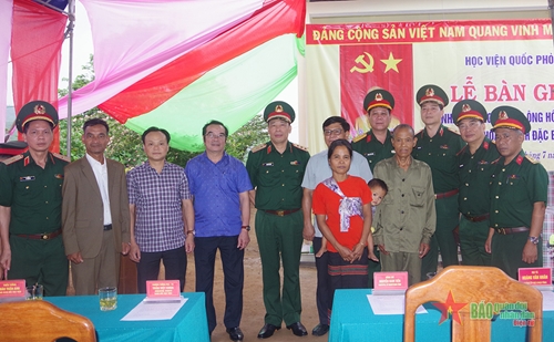 Học viện Quốc phòng bàn giao nhà tình nghĩa tặng gia đình ông Hồ Văn Hòa