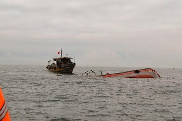 Kịp thời ứng cứu hai tàu cá của Quảng Trị bị chìm khi di chuyển tránh bão
