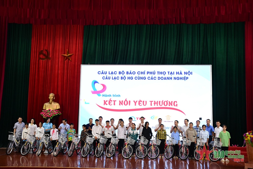 Trao quà học sinh vượt khó tới trường và tặng nhà hộ nghèo tại tỉnh Lào Cai