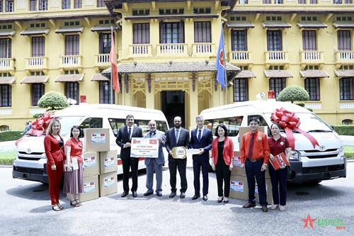 Hội Chữ thập đỏ Việt Nam tiếp nhận xe cứu thương và vật tư y tế 