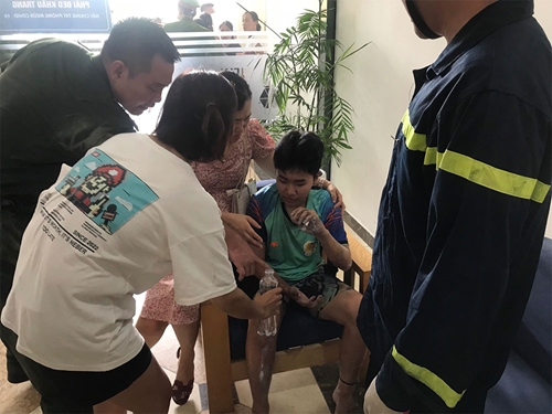 Cháy ở Hà Nội: Giải cứu bé trai trong vụ cháy căn hộ ở chung cư trên đường Lĩnh Nam