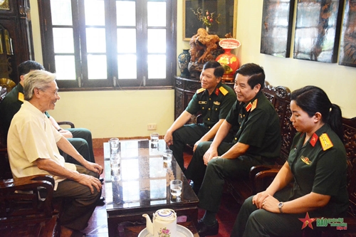 Thiếu tướng Nguyễn Văn Gấu thăm, tặng quà các đồng chí nguyên Phó chủ nhiệm Tổng cục Chính trị QĐND Việt Nam