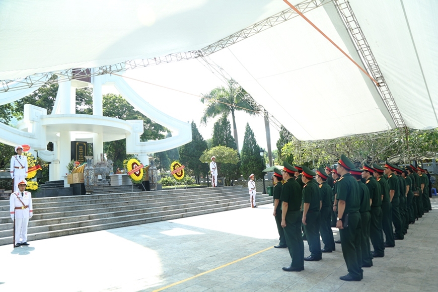 Tưởng niệm các anh hùng liệt sĩ tại Nghĩa trang Liệt sĩ quốc gia Vị Xuyên