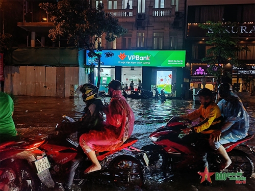 Hà Nội mưa lớn khiến nhiều tuyến phố ngập úng nặng

