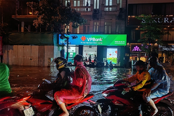 Hà Nội mưa lớn khiến nhiều tuyến phố ngập úng nặng