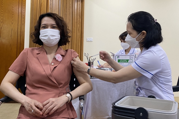 Phát động chiến dịch tiêm vắc xin mũi 3, mũi 4 cho cán bộ, viên chức và người lao động
