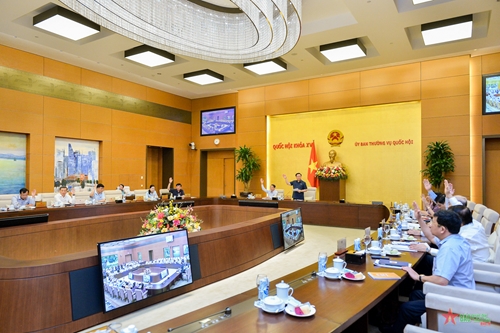 Ủy ban Thường vụ Quốc hội quyết định giảm thuế bảo vệ môi trường đối với xăng, dầu xuống mức sàn