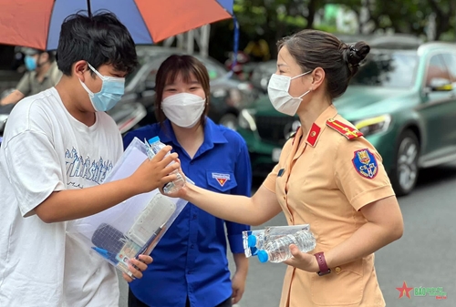 Cảnh sát giao thông TP Hồ Chí Minh hỗ trợ cán bộ coi thi bị tai nạn giao thông đến điểm thi kịp giờ