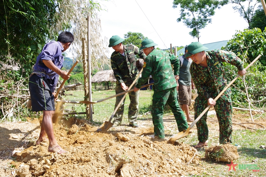 Cán bộ Đồn Biên phòng Môn Sơn và người dân bản Cửa Rào triển khai công trình đưa nước sạch về bản.