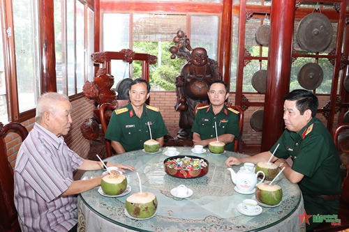 Đoàn công tác Tổng cục Chính trị thăm, tặng quà Đại tướng Lê Văn Dũng và hai Bà mẹ Việt Nam anh hùng