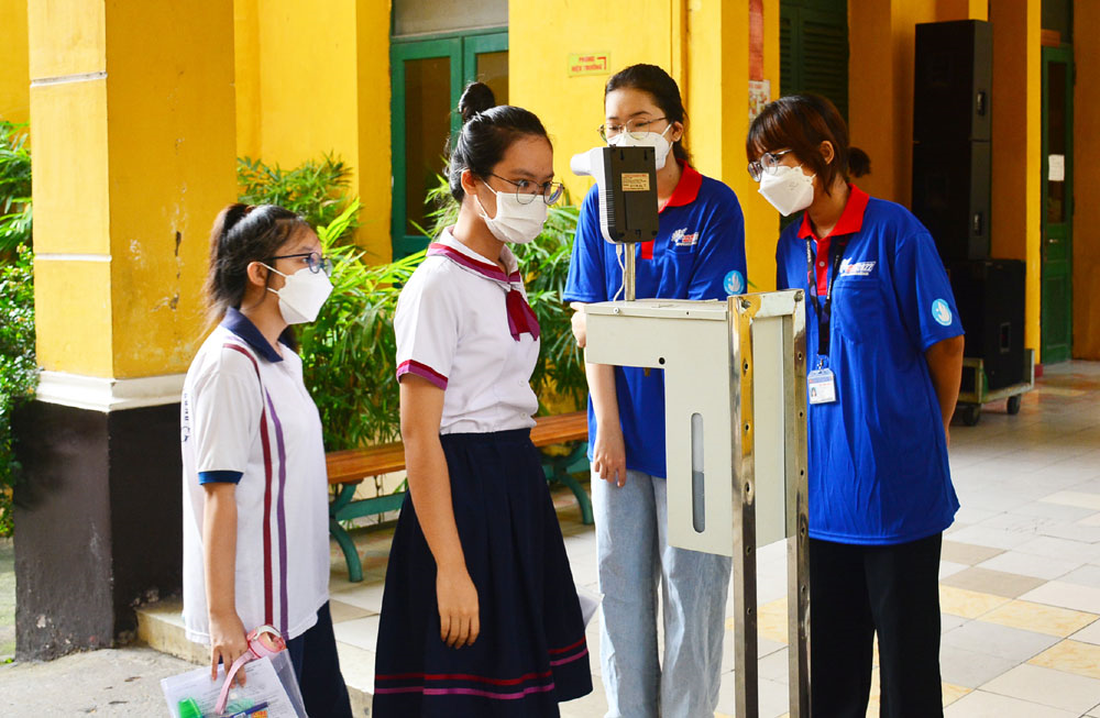 Nét đẹp tiếp sức mùa thi trên Thành phố mang tên Bác