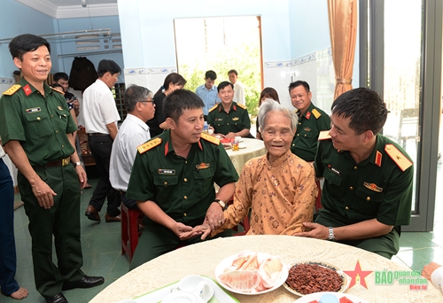 Đoàn công tác Cơ quan Tổng cục Chính trị thăm, tặng quà đối tượng chính sách tại Quảng Nam