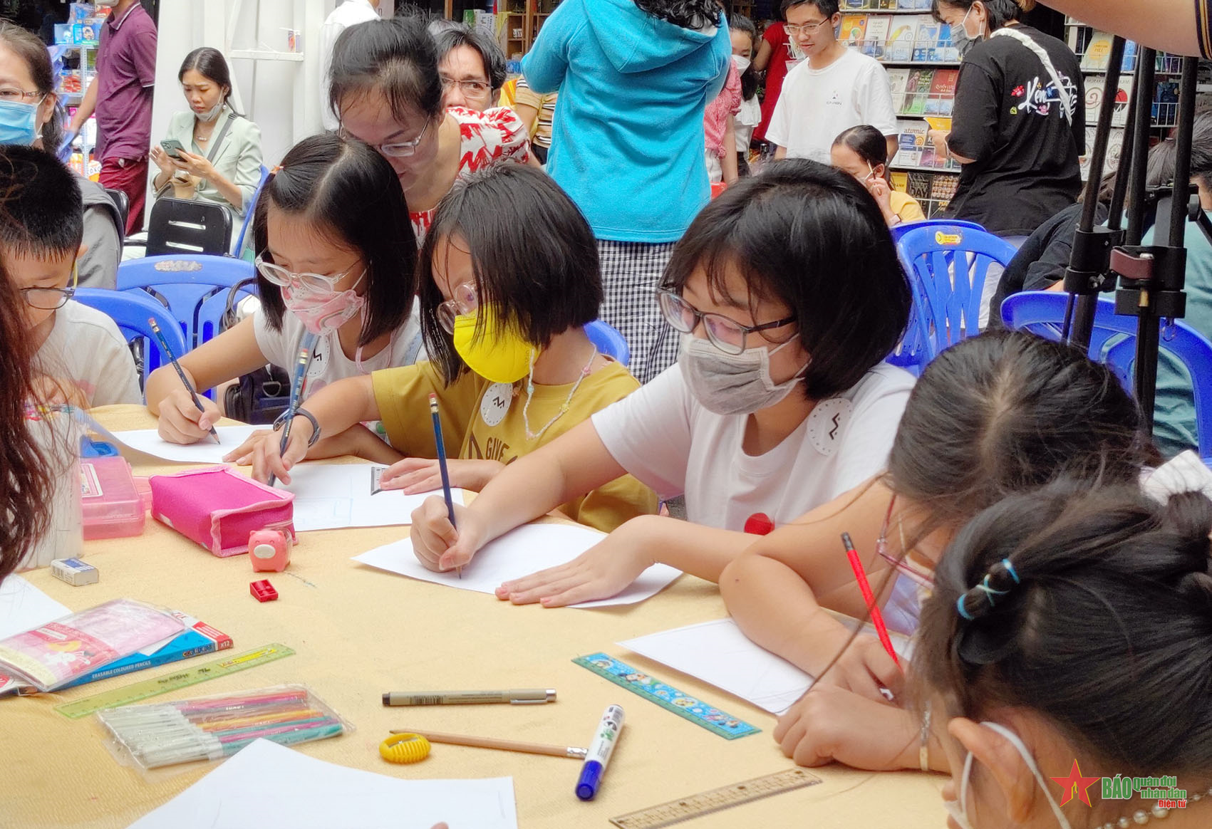 Đông đảo thiếu nhi tham gia Ngày hội Vẽ tương lai