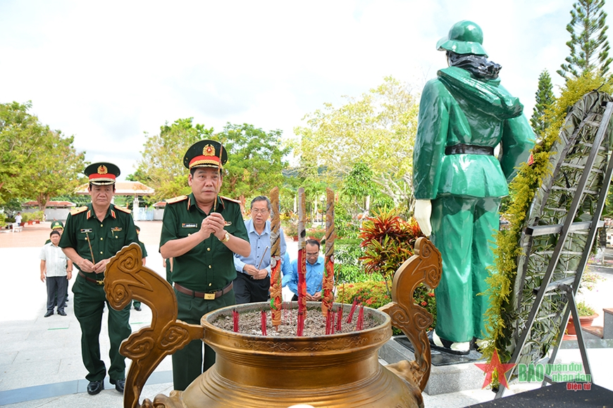 Quân ủy Trung ương, Bộ Quốc phòng, Tổng cục Chính trị Quân đội nhân dân Việt Nam thăm, tặng quà gia đình chính sách tại An Giang