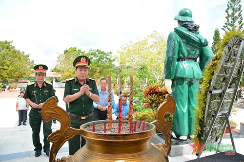 Quân ủy Trung ương, Bộ Quốc phòng, Tổng cục Chính trị Quân đội nhân dân Việt Nam thăm, tặng quà gia đình chính sách tại An Giang