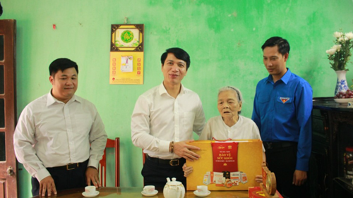 Bí thư Trung ương Đoàn thăm, tặng quà các gia đình chính sách tại Bắc Ninh