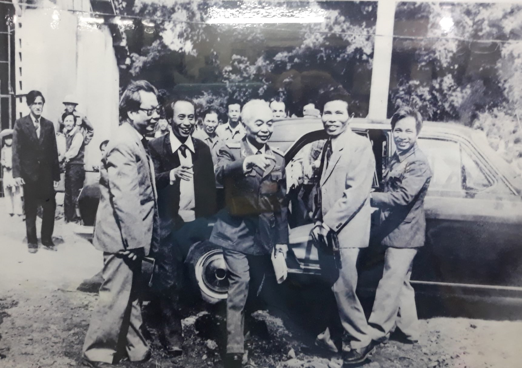 Đứt lìa cánh tay vẫn không để tài liệu rơi vào tay địch

