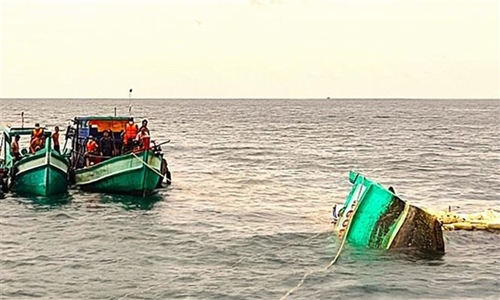 Bộ đội Biên phòng tỉnh Cà Mau kịp thời cứu nạn ngư dân