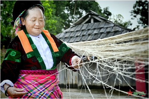 Phụ nữ dân tộc Mông giữ gìn và phát triển nghề dệt vải