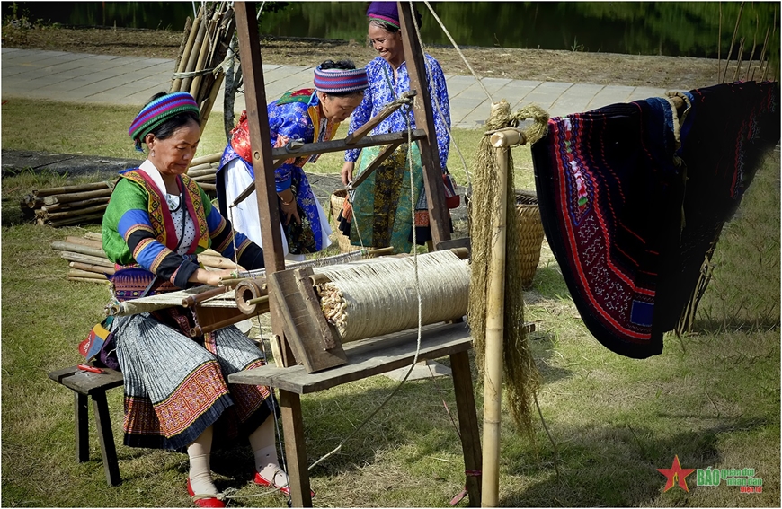 Hmong Women Weaving