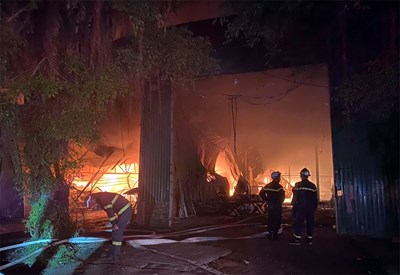 Cháy ở Hà Nội: Lửa được khống chế tại nhà máy bánh kẹo Thành Ôi